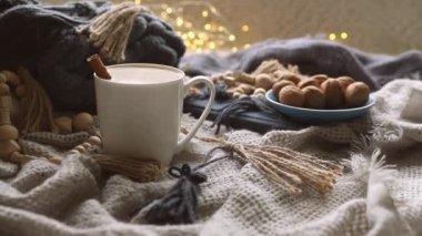 Örgü battaniye, kakao kupası, hediye kutusu, kış ve şenlik havası ve Noel havasıyla İskandinav tarzı rahat bir sabah.