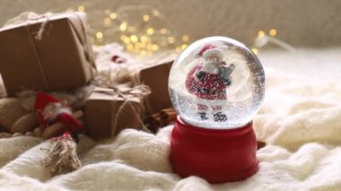 Noel ve Yeni Yıl Oyuncak Kartopu Noel Baba, hediye kutusu, kış ve şenlik havası, Noel havası