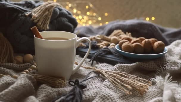 Skandinávský styl útulné ráno s pletenými přikrývkami, hrnečkem na kakao, dárkovou krabicí, zimní a sváteční náladou, křišťálové vibrace — Stock video