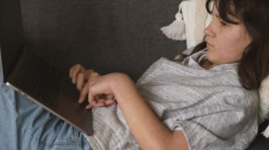 İnternet 'te ev ödevi yapan ya da internette gezinen genç kız portresi, mdeia teknolojileri, dijital iletişim ya da alışveriş, gençlik yaşam tarzı