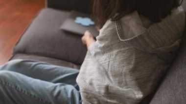 İnternet 'te ev ödevi yapan ya da internette gezinen genç kız portresi, mdeia teknolojileri, dijital iletişim ya da alışveriş, gençlik yaşam tarzı