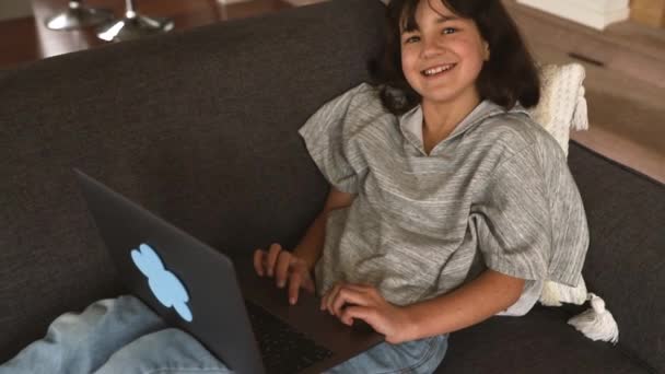 Vnitřní portrét dívky před-teen dělat domácí úkoly on-line nebo prohlížení internetu, mdeia technologie, digitální komunikace nebo nakupování, teenager životní styl — Stock video