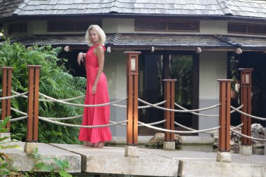 Uzakdoğu mimarisi arka plan üzerinde genç güzel kadın