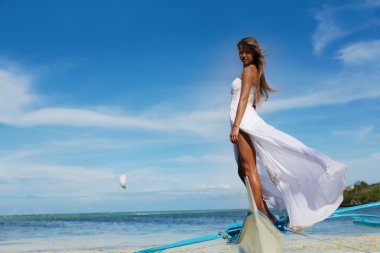 Genç hapy tropik sahilde düğün günü gelin gülümseyen bir