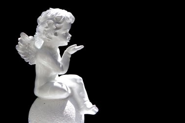 siyah arka plan üzerinde izole şirin aşk tanrısı melek