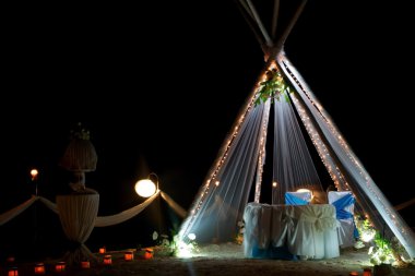 Düğün kemer ve çiçekler gece tropik sahilde ile kurulum