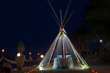 Düğün kemer ve çiçekler gece tropik sahilde ile kurulum