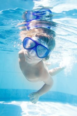 genç çocuk havuzunda sualtı Yüzme