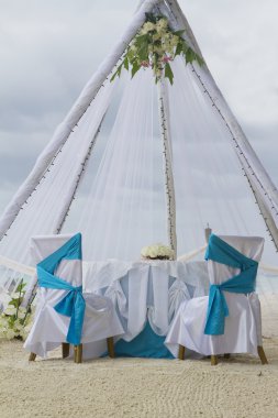 Düğün kemer, tablo dekore edilmiş ve kumsalda kurmak