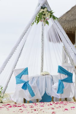 Düğün kemer, tablo dekore edilmiş ve kumsalda kurmak