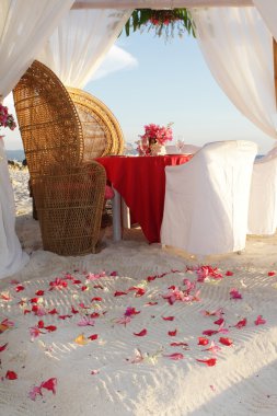 Düğün masa ve tropik sahilde çiçekli kurulum