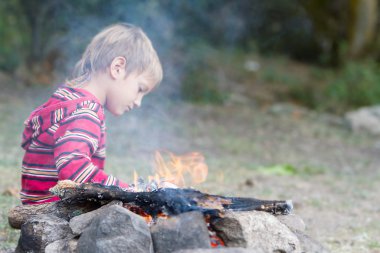 açık ateş arıyorum genç çocuk çocuk portresi