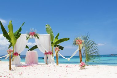 Düğün kemer - çadır - plaj, tropikal çiçeklerle dekore edilmiş 