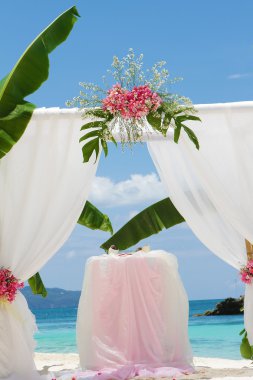 Düğün kemer - çadır - plaj, tropikal çiçeklerle dekore edilmiş 