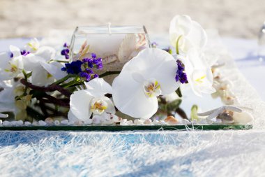 doğal zemin üzerine çiçek tablo centerpiece