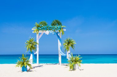 Düğün kemer tropikal kum plaj, outd çiçekleri ile süslenmiş