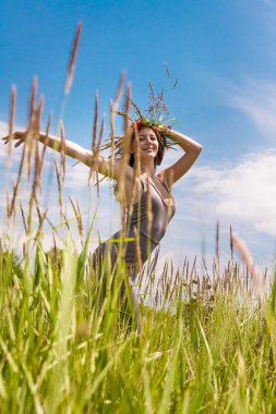 doğal zemin üzerine genç mutlu kadın
