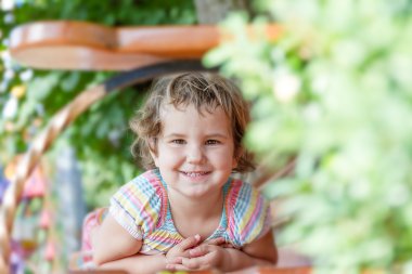 Açık doğal zemin üzerine kız mutlu sevimli çocuk portresi