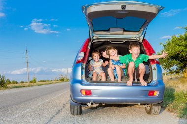 Araba, Aile gezisi, yaz tatil seyahat üç mutlu çocuk