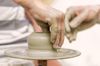 Çocuk bir potery tekerlek, eski potter yardımcı olur bir pot yapmak için öğrenme