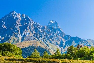 Alpine meadows güzel manzarasına. Üst Svaneti, Georgia, Europe
