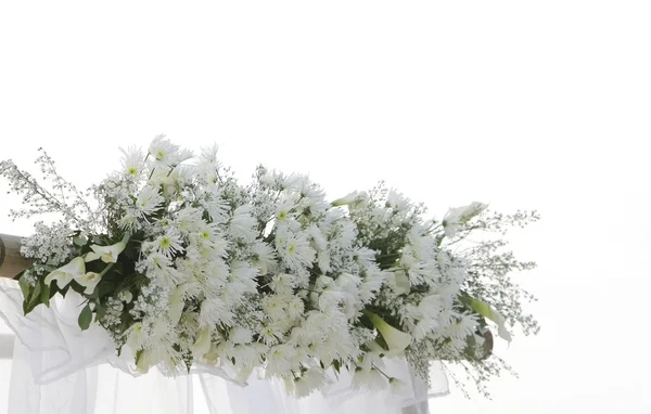 Flores blancas frescas como decoración de la boda aislada sobre blanco — Foto de Stock