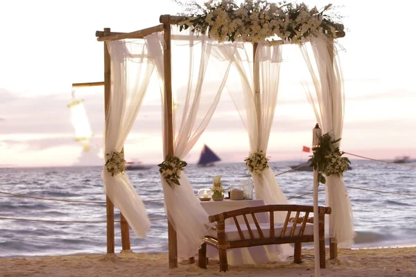 Boda decoración de mesa en el restaurante al aire libre en la playa al atardecer —  Fotos de Stock