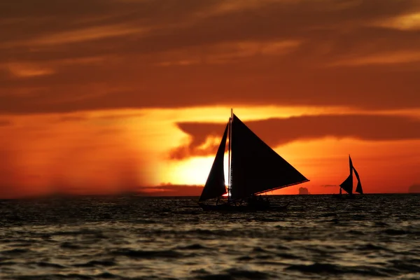 Barcos à vela ao pôr do sol - Ilha de Boracay — Fotografia de Stock