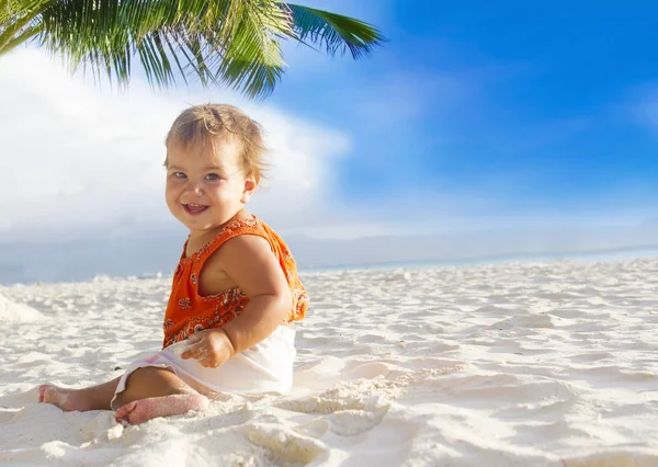 Szczęśliwy uśmiechający się dziecko dziecko na tropikalnej plaży piasek — Zdjęcie stockowe