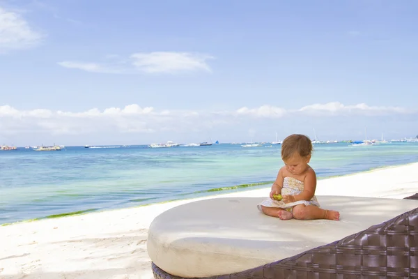 Šťastné dítě usmívající se dítě na tropické pláži s pískem — Stock fotografie