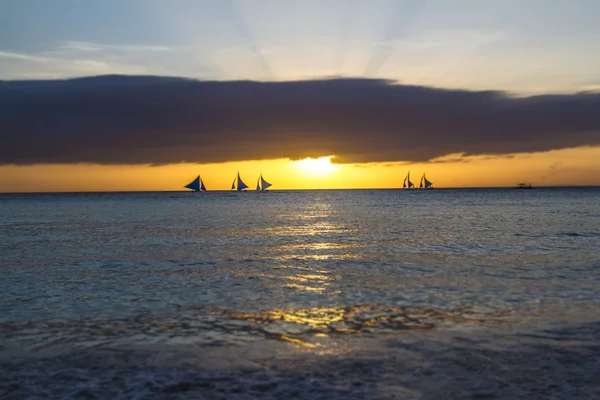 夕日の海と空を背景にヨット — ストック写真