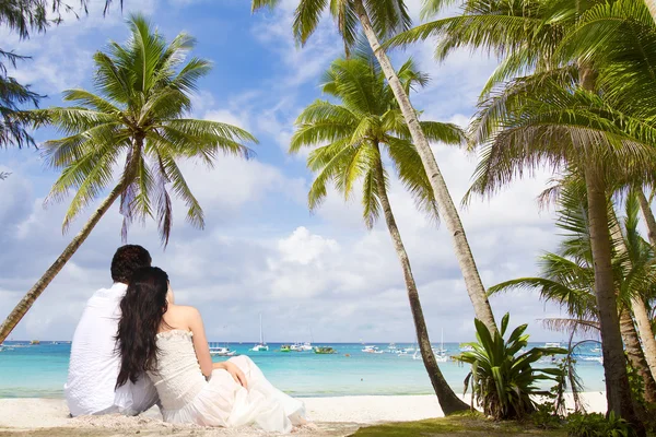 Young loving couple on tropical sea background — Stock Photo, Image