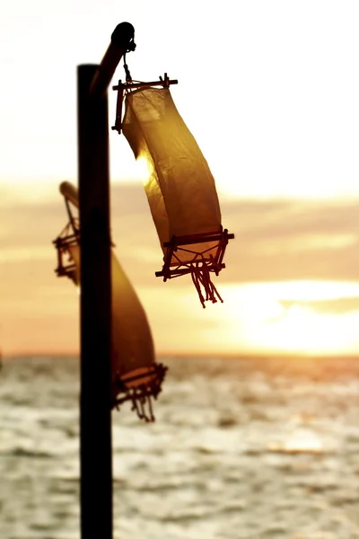 サンセットの海の背景の紙灯籠 — ストック写真