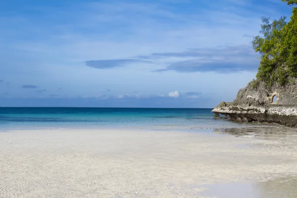 Tropisch strand zeegezicht met blauwe hemel — Stockfoto