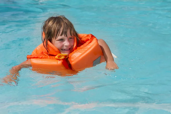 Joven feliz sonrisa niña en inflable chaleco salvavidas swimmin —  Fotos de Stock