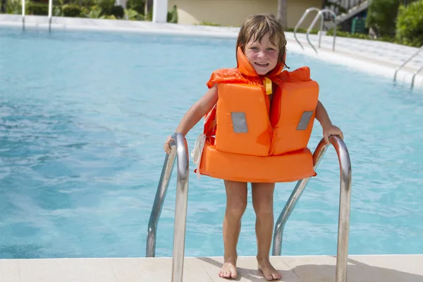 Joven feliz sonrisa niña en inflable chaleco salvavidas swimmin —  Fotos de Stock