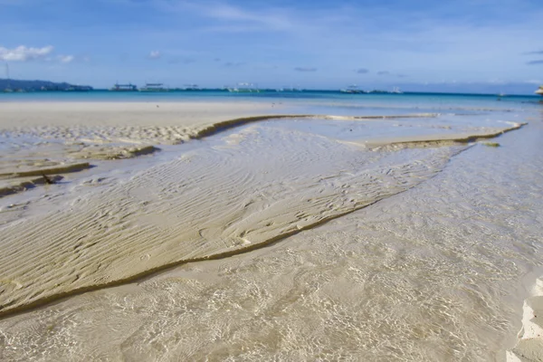 Piaszczystej plaży wypływający na morze. — Zdjęcie stockowe