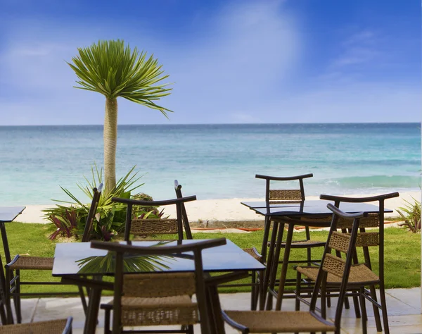 Tavolo e sedie in ristorante all'aperto sulla spiaggia tropicale — Foto Stock