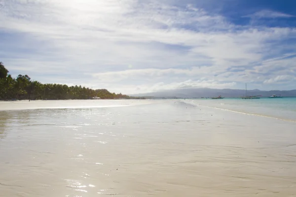 Tropikalna plaża, morze i niebo — Zdjęcie stockowe