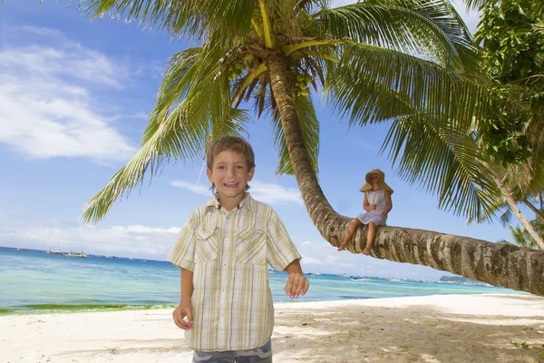 两个年轻快乐的孩子-男孩和女孩-关于热带海滩酒泉 — 图库照片
