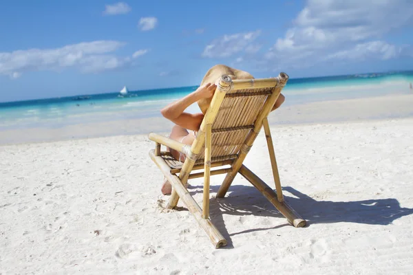 Jovem mulher em chapéu de verão na praia tropical — Fotografia de Stock