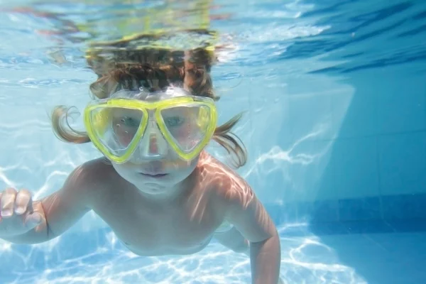 Young child diving undwerwater in mask in pool — Stock Photo, Image