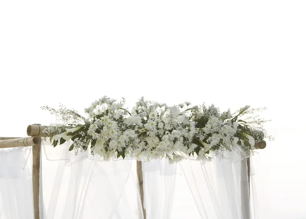 Fleurs blanches fraîches comme décoration de mariage isolé sur blanc — Photo