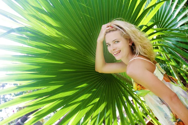 Jovem feliz sorrindo mulher no fundo natural tropical — Fotografia de Stock