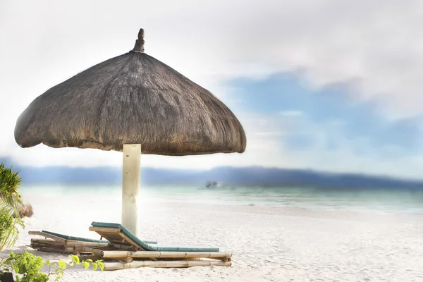 Playa de arena tropical con palmeras y sillas — Foto de Stock