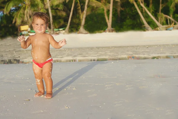Criança bonito na praia tropical — Fotografia de Stock