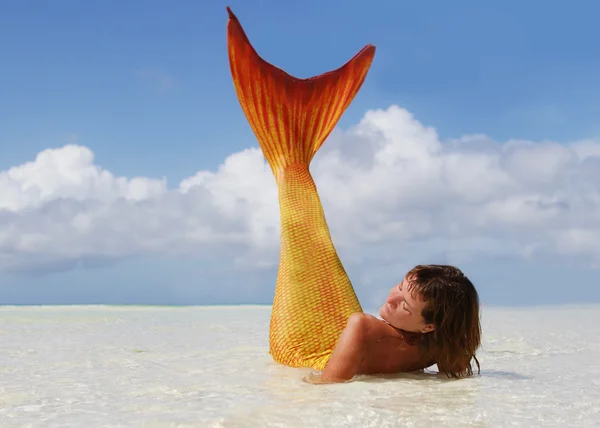 Hermosa sirena acostada en el mar tropical — Foto de Stock