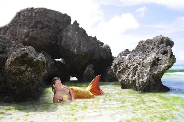 Junge schöne Meerjungfrau auf tropischem Meeresgrund — Stockfoto