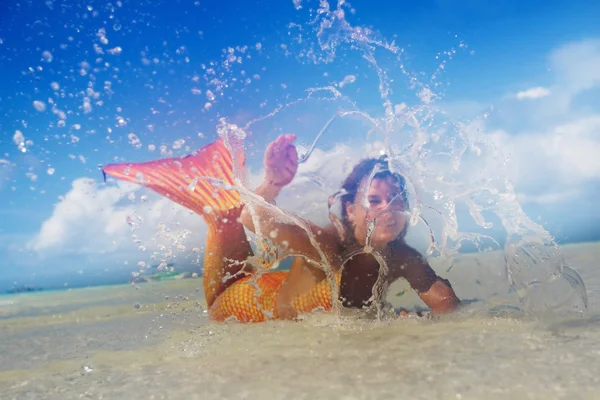 Junge glückliche Meerjungfrau spielt im Wasser — Stockfoto
