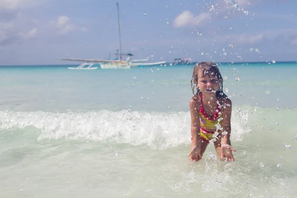 幸せな笑顔の子供女の子水で遊ぶ — ストック写真